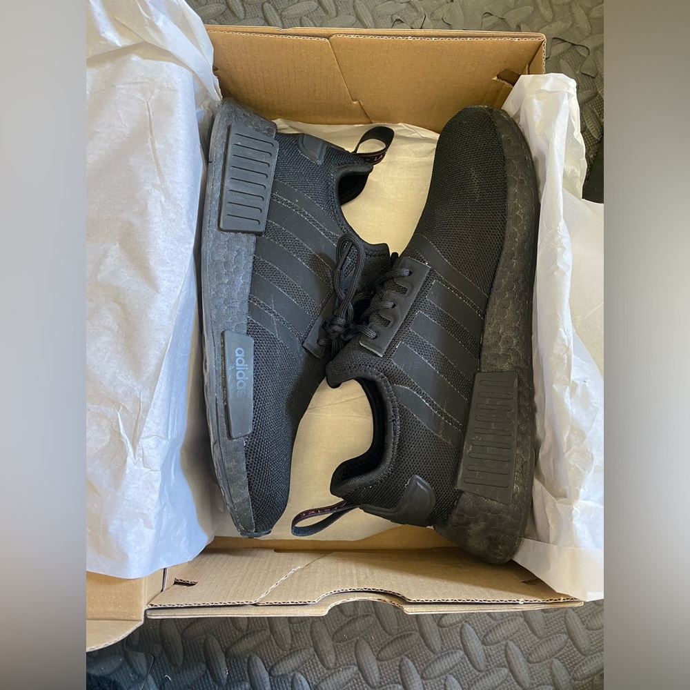 LIKE NEW Adidas NMD R1 PrimeBlue women’s 7.5